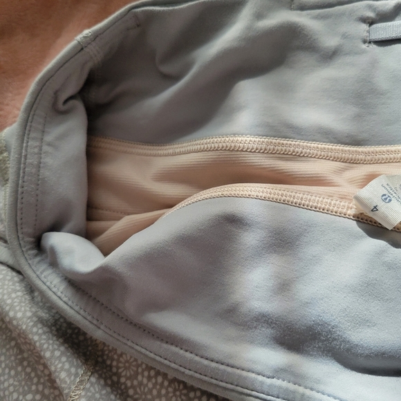 Lululemon speed up shorts (size 4) - Picture 4 of 9